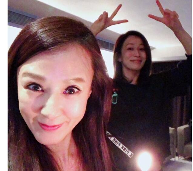 因戏结缘!佘诗曼为好友庆生年年不变 做这件事把好友