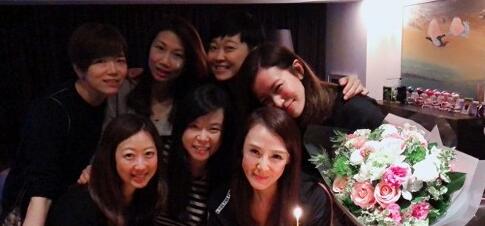 十分羡慕！佘诗曼为好友庆生 网友：上天啊我也想要一个这样的姐妹!