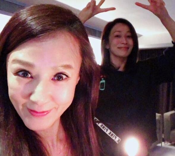 十分羡慕！佘诗曼为好友庆生 网友：上天啊我也想要一个这样的姐妹!
