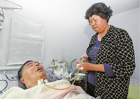 悉心照料植物人丈夫7年 她每日注射流食掌心磨老茧