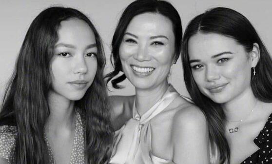 一家三口合照！邓文迪50岁生日 女神被女儿夹在中间似