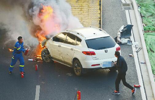 车祸现场车辆爆燃蹿火苗 拖车员奋力扑救来不及害怕
