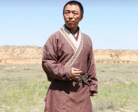 四个字回复！调侃黄渤丑帅男星 网友：颜王孙红雷不尴尬吗？
