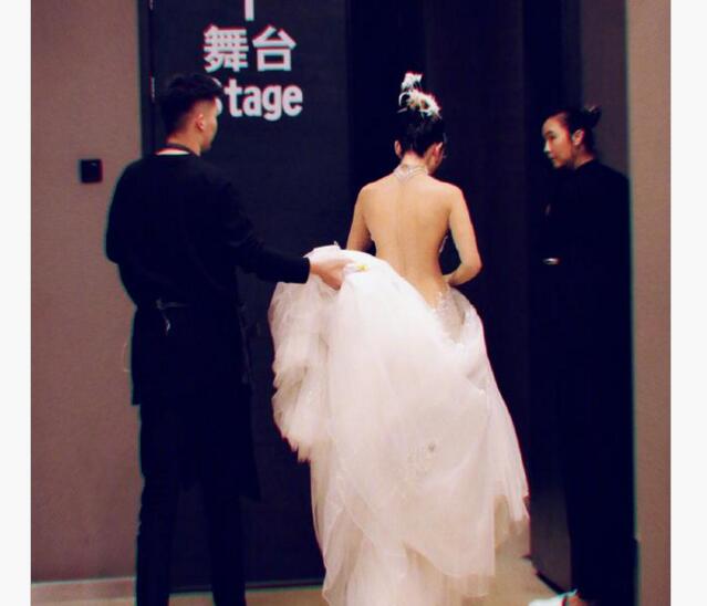 天了噜!杨丽萍晒背影照美出天际 网友:杨柳细腰哪像60岁妥妥18岁