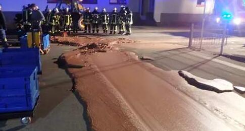 吃货舔屏！德国巧克力泄露 柏油路上铺了整整一层“巧克力脆皮”