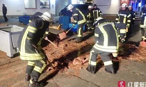 吃货舔屏！德国巧克力泄露 柏油路上铺了整整一层“巧克力脆皮”