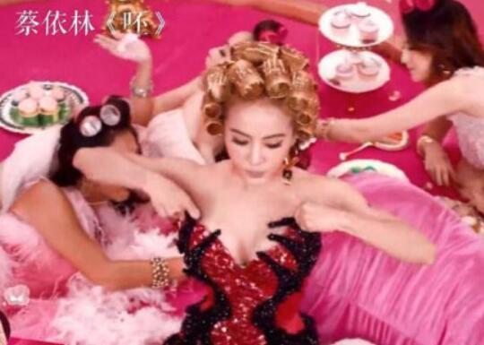 相似但不雷同?王菊回应新歌抄袭蔡依林 自侃和偶像肩并肩上热搜很开心