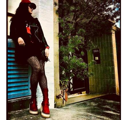 身材纤细！张柏芝传闻后晒照 身穿黑色丝袜大秀美腿下巴尖尖