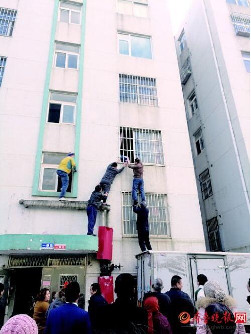 日照“最美人梯” 三岁孩子身悬半空邻居路人合力相助