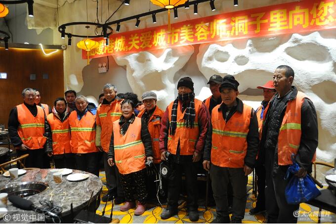 烟台：爱心企业邀环卫工人吃火锅