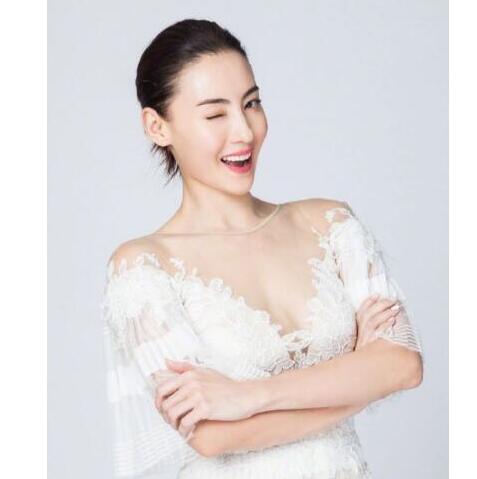 终于真相了？张柏芝承认三胎晒满月照 与友人合影现绝美尖下巴