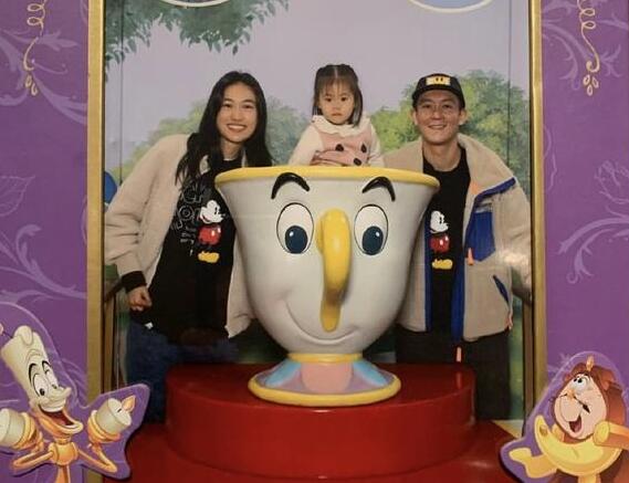 懒理张柏芝生子!陈冠希晒全家福 与秦舒培穿情侣装越来越有夫妻相