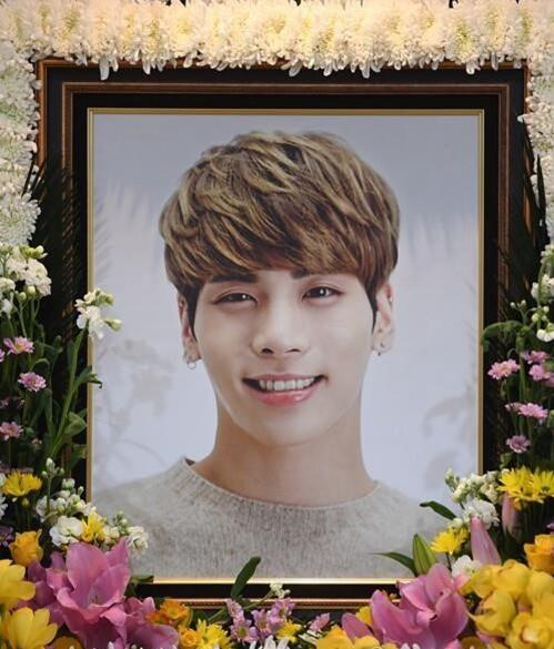 韩娱圈集体追悼！金钟铉去世一年 酒店烧炭自杀震惊娱乐圈