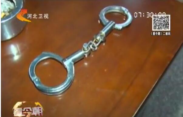 大金链子已到货？捡到手铐当手镯戴 这个大妈太皮了