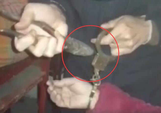 还有这种操作?捡到手铐当手镯戴是怎么回事 我太难受了快救救我吧
