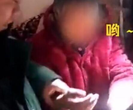 老太捡到手铐竟然干了这种事！民警哭笑不得 大妈羞红了脸