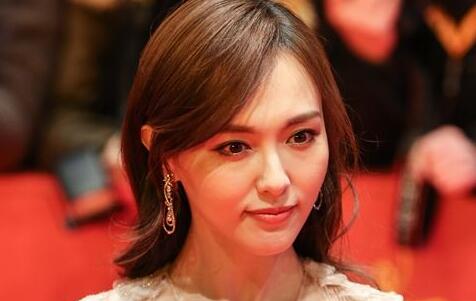 小姐姐们谁最美？四小花同台比美 周冬雨为啥走着走着忍不住笑场了？