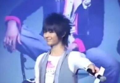 拒绝欺骗?炎亚纶倒拿话筒是怎么回事?拒绝假唱把话筒递给粉丝帅炸！