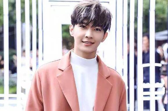 终于真相了?炎亚纶倒拿话筒是怎么回事?