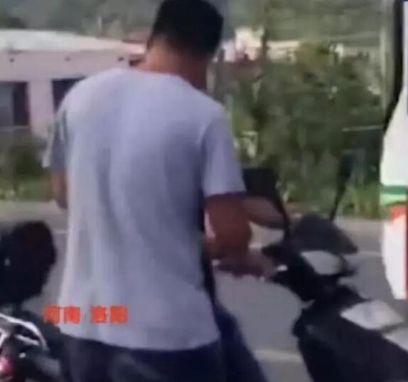 现场画面曝光!拦路扇老师耳光是怎么回事 以前咋削我还记得?