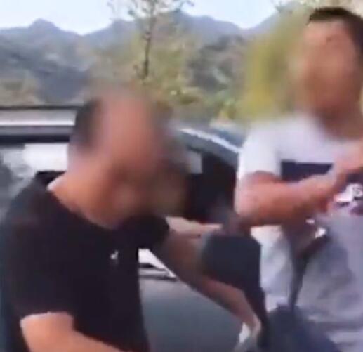 现场画面曝光!拦路扇老师耳光是怎么回事 以前咋削我还记得?