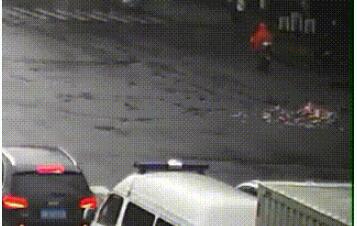 上海:现金撒落街头失主毫无察觉 民警收集3万现金寻失主