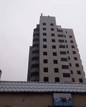 [实拍]少年自制降落伞跳楼身亡 一场被家人鼓励的冒险竟成夺命之跳