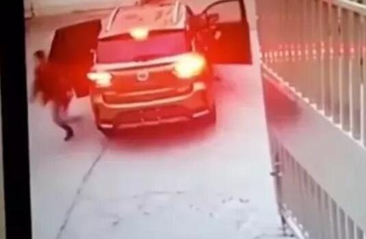 飞来横祸?新手司机撞飞保安是怎么回事?目击者还原事发经过令人唏嘘