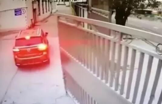 飞来横祸?新手司机撞飞保安是怎么回事?目击者还原事发经过令人唏嘘