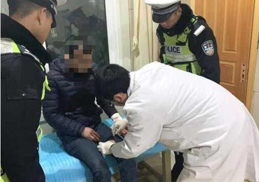 真相哭笑不得!司机高速割腕自杀是怎么回事?车坏竟成最后一根稻草