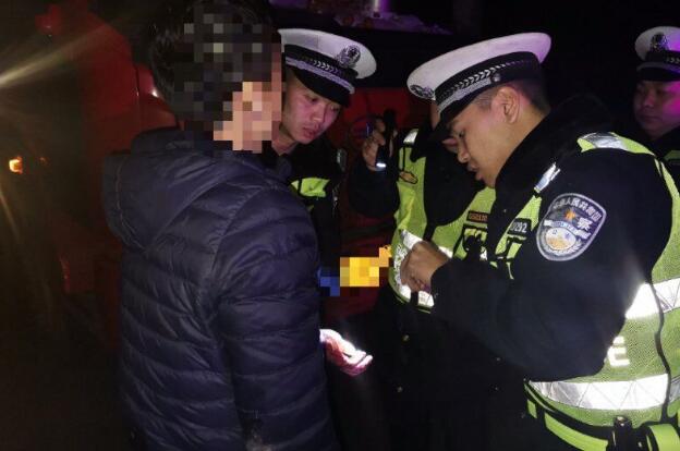 心态崩了!司机高速割腕自杀交警急救 生活压力大车又坏了