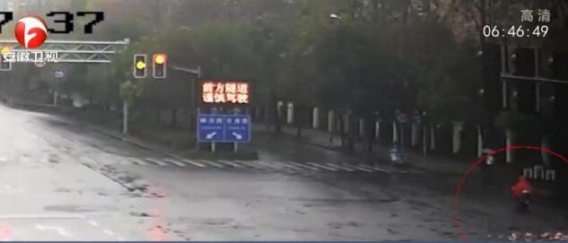 众人疯抢一度失控?上海现金撒落街头 