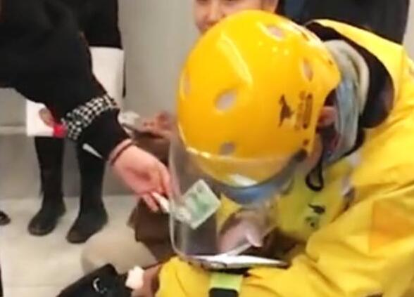 生活不易理解万岁!骑手排队订单取消 美团奖励1000元