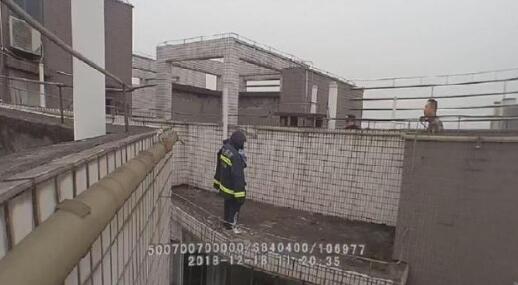 手动怒赞!民警晒女儿救人是怎么回事?他用新生命挽救了另一个生命