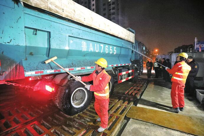 路查渣土车，冬夜里的逆风而行！