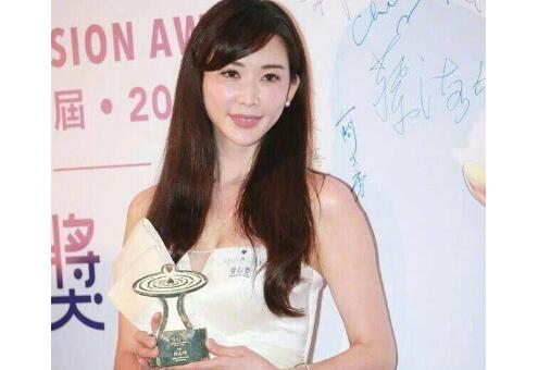 人美心善小姐姐！第一慈善名模是林志玲 穿白色鱼尾裙性感不失端庄