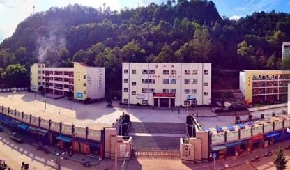 真相惊呆网友!老师破门救三条命是怎么回事?家访老师和校长获怒赞!