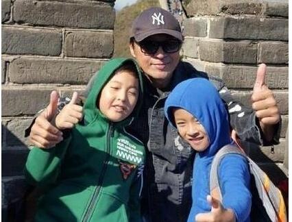 非常和谐！马景涛晒儿子合照 两位帅气小男生各穿蓝、绿卫衣