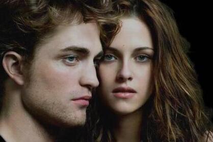 终于真相了？克里斯汀新恋情是怎么回事?黑上衣浅色牛仔裤情侣味足