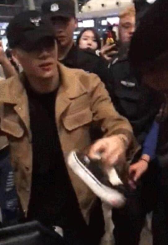 绅士的品格?王嘉尔给粉丝捡鞋什么梗 接地气的暖心牌爱豆pick一下