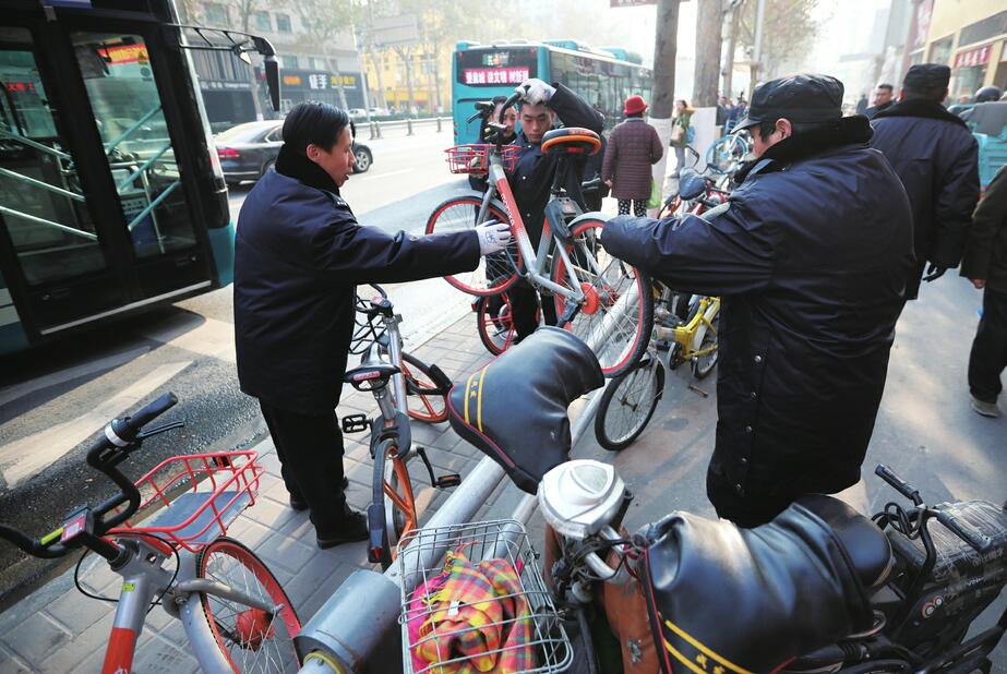 两小时“没收”违停共享单车百余辆——直击大观园街道整治火车站周边环境