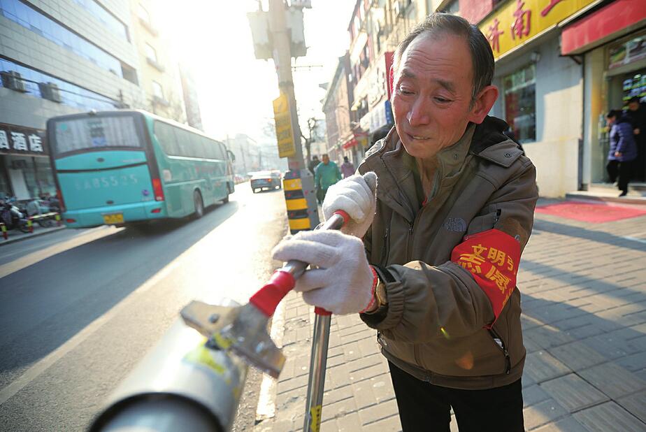 两小时“没收”违停共享单车百余辆——直击大观园街道整治火车站周边环境