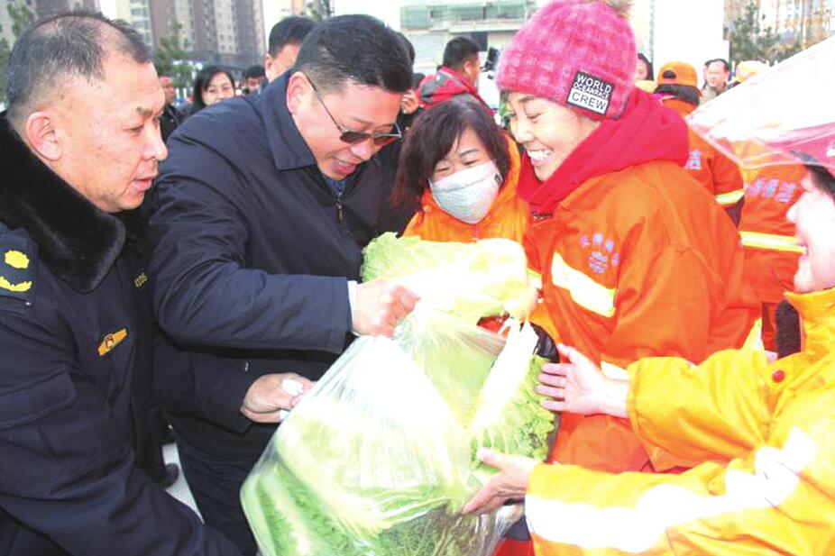 [创文明城市]天桥区渣土运输单位连续9年的慈善义举 万余公斤白菜送给环卫工