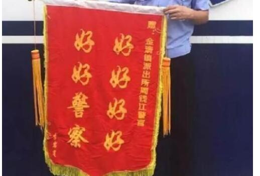 啥呀小老弟？大雪封山救我狗命 被困女大学生获救送锦旗