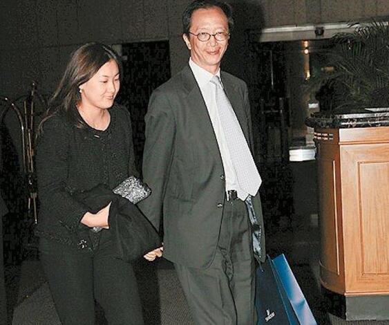 两口子好着呐!伏明霞被传离婚是怎么回事？与大20岁老公育一女两子