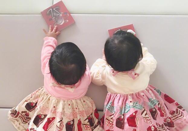 傻傻分不清楚!张杰晒双胞胎女儿庆36岁生日 网友被