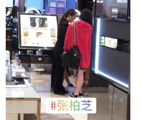 女神逆生长？网友偶遇张柏芝合照 红衣美腿辣妈的