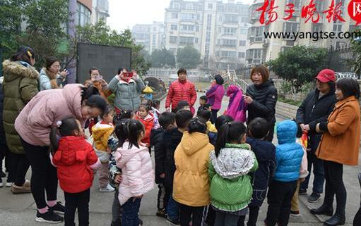 家长全体惊呆!幼儿园家长扮人贩真相竟是这?孩子开心的跟老师说再见