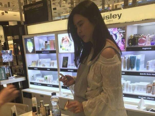 重回娱乐圈？王祖贤减肥成功美炸了 身穿亮片毛衣带着毛线帽子太美腻！