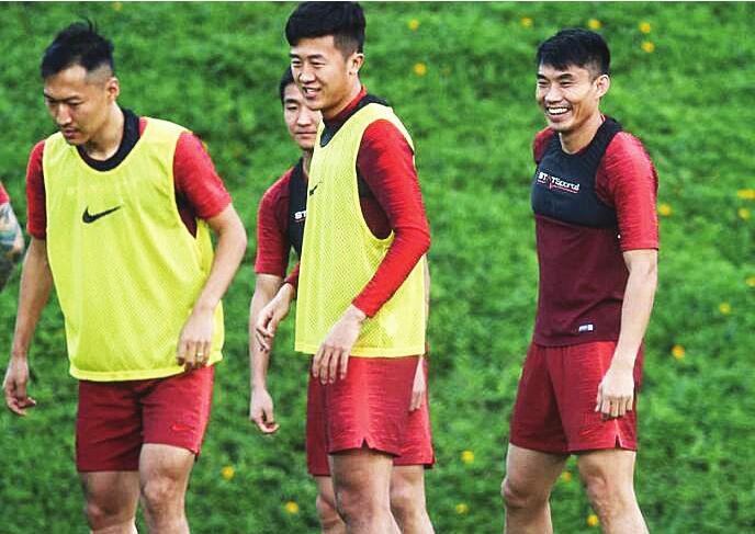 国足今日热身伊拉克 李学鹏因伤退出鲁能小将迎良机
